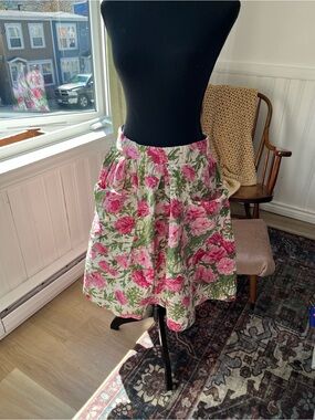 Women’s vintage 1950s Pink & Green Floral Quilted Swing Skirt w Pockets - Size 8